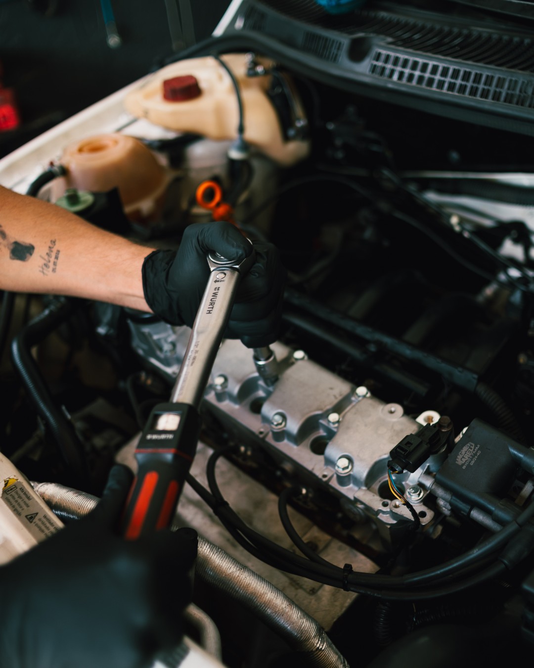 Técnico Auto Mecânica Silva em manutenção de precisão de motor: oficina técnica premium para SUVs, sedãs e veículos importados